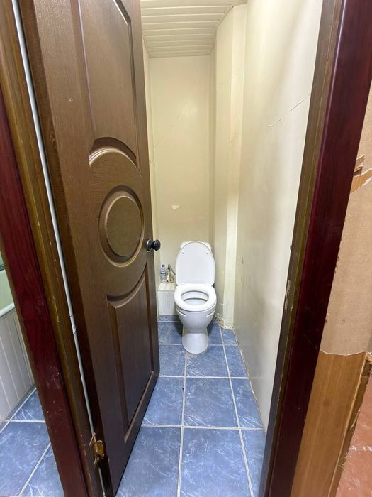 Сотилади 2 хона 1 етаж Кора Сарой 2 раддом