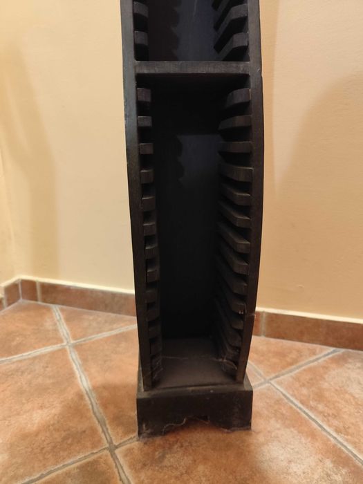 Оригинална, дървена стойка - поставка за дискове