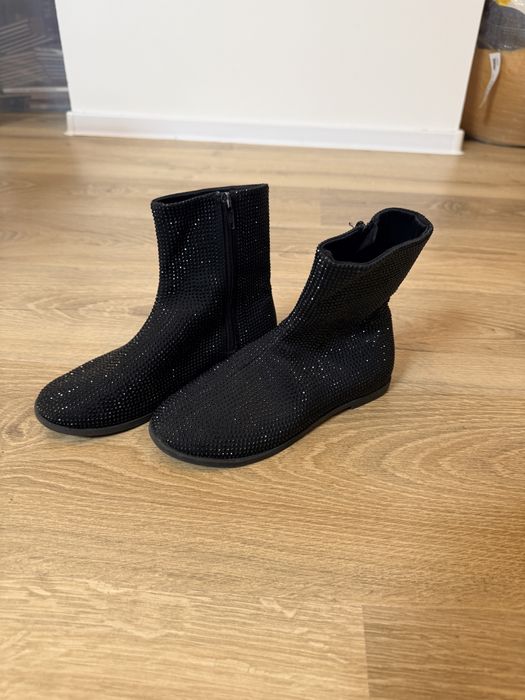 Vand cizmulite zara cu pietricele marime 30