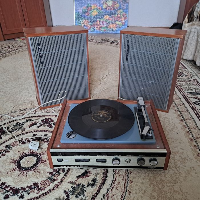 Продам проигрыватель для виниловых пластинок.