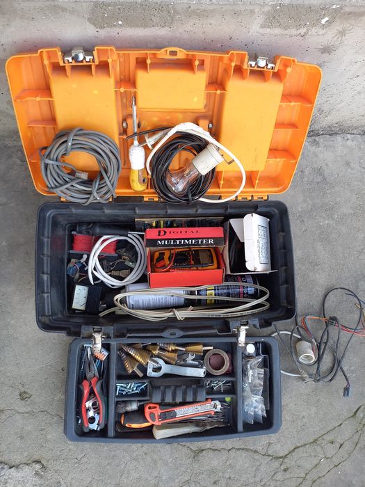 Ящик продам все для электрика