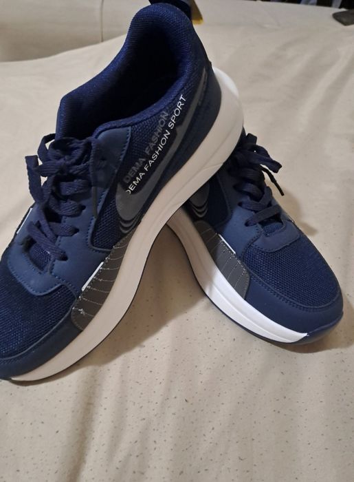 Продам новые кроссовки NIKE