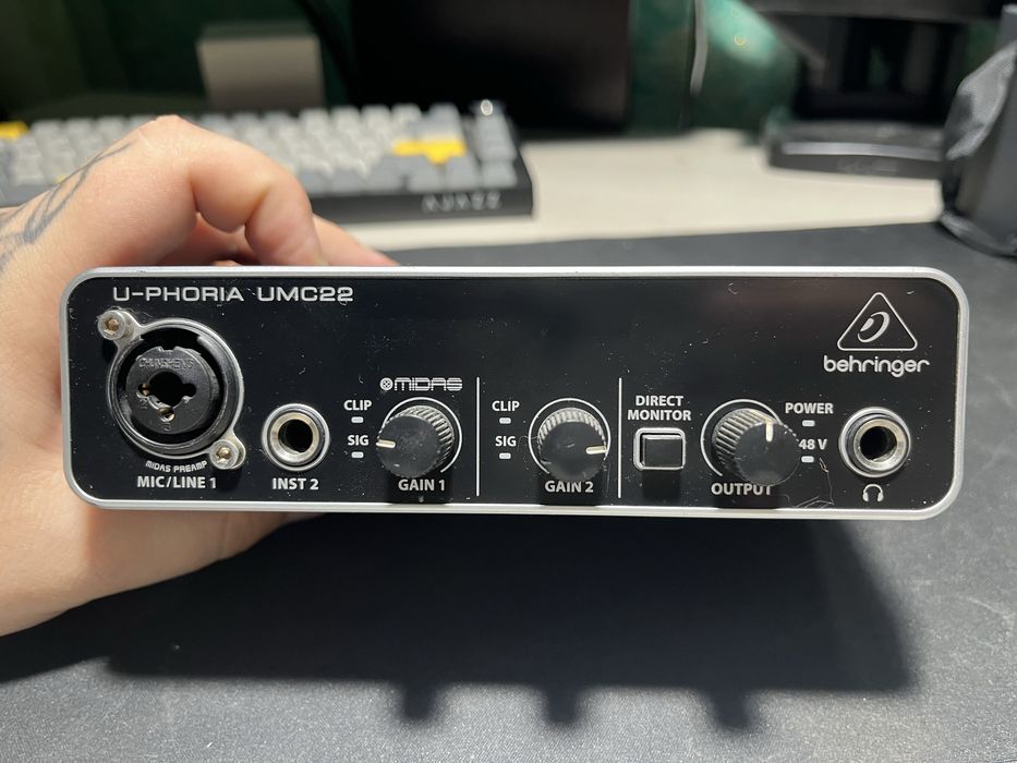Звуковая карта Begringer umc22