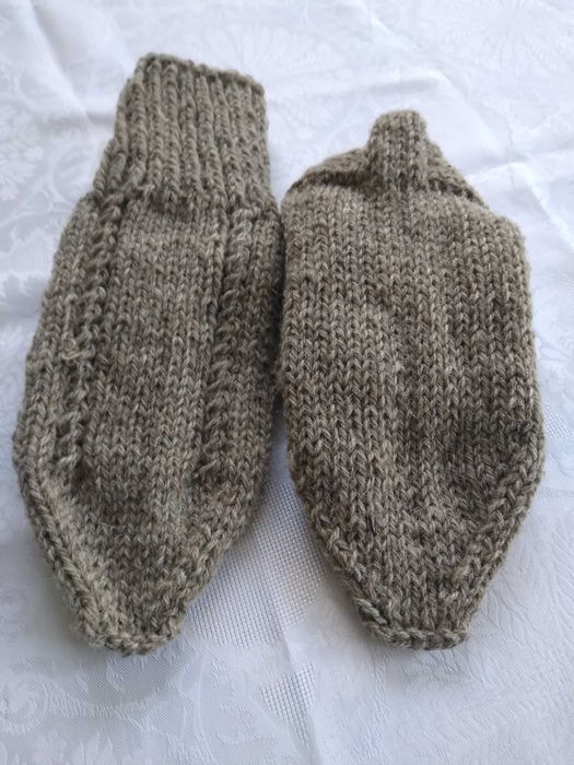 Вълнени чорапи с плетеница