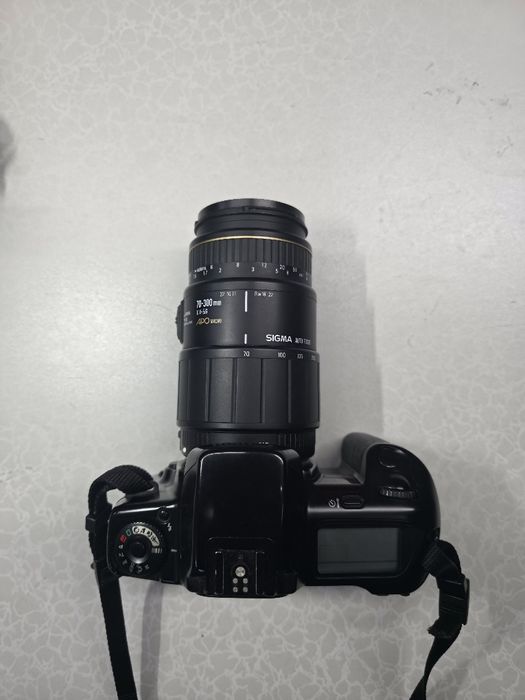 Стар лентов фотоапарат Canon EOS 10 и Sigma 70-300