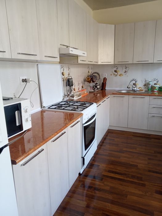 8  хонали ховли сотилади