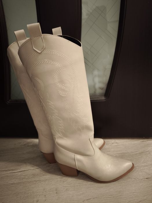 Дамски кожени каубойски ботуши в бежов цвят / екрю