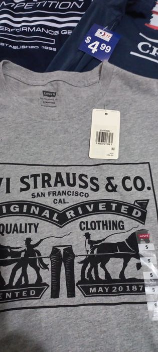 Se vând trei tricouri.