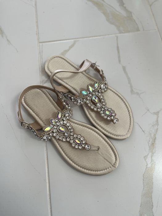 Чисто нови сандали