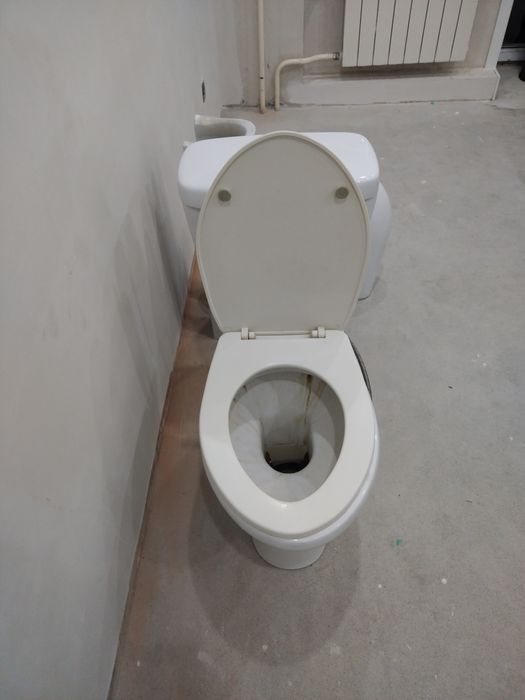 Унитаз, раковина.