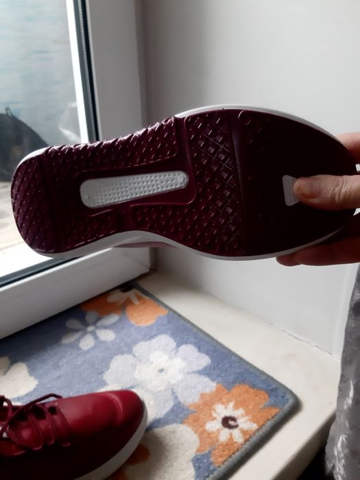 Срочно новые утепленные кроссовки