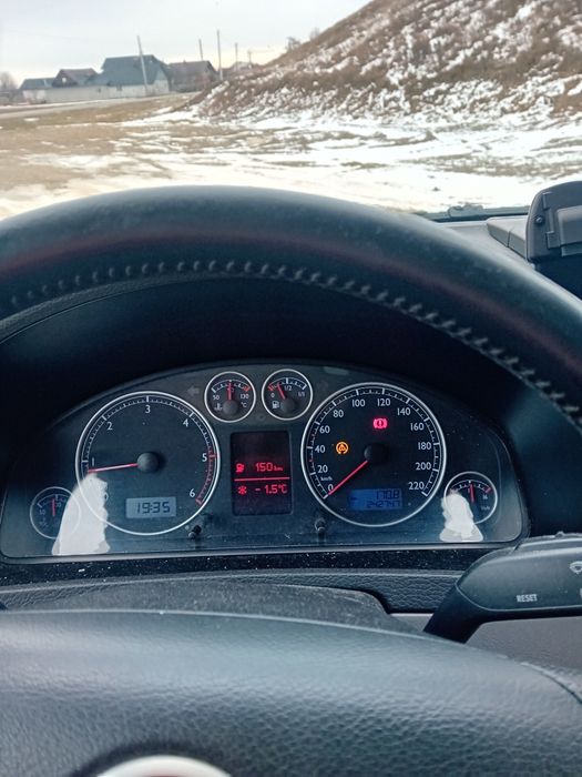 Vând Volkswagen multivan t5