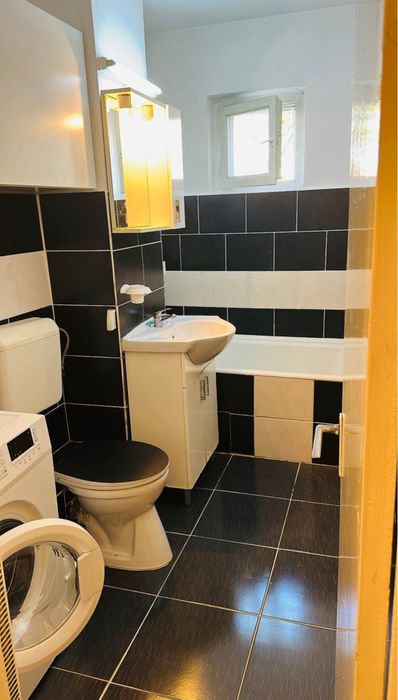 PROPRIETAR Vand apartament cu 2 camere,parter inalt + boxa