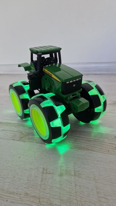 Jucarie Tractor JOHN DEERE Monster cu anvelope luminoase