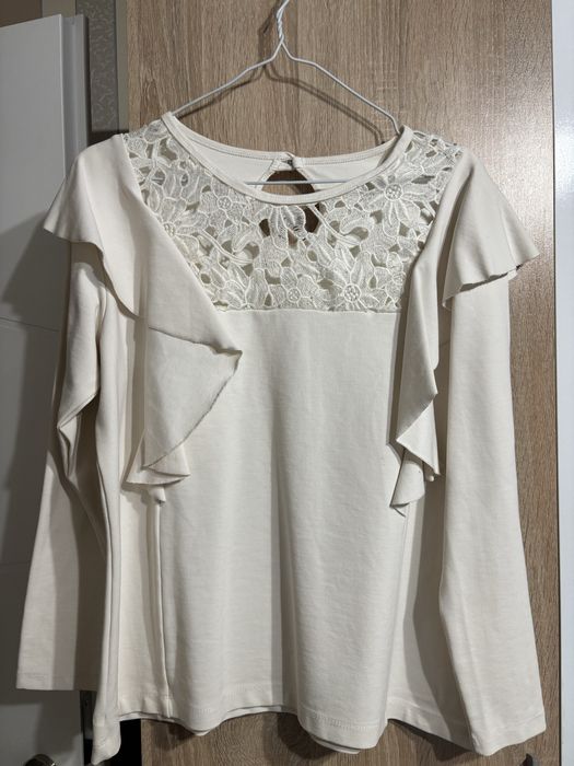 Бяла блуза с акцент