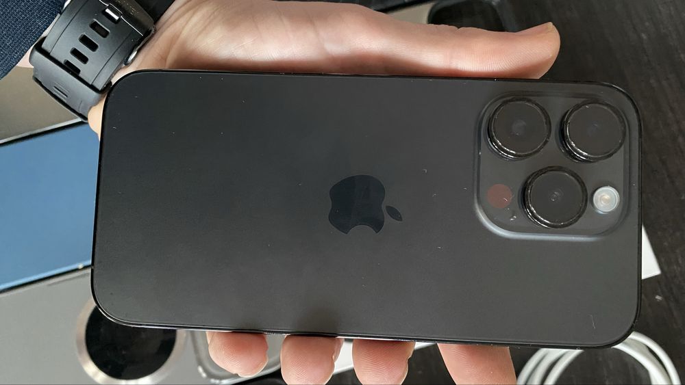 IPhone 14 Pro + зарядно и кейсове