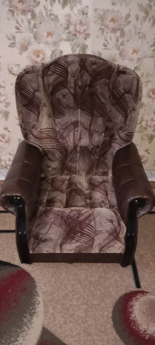 Диван с двумя креслами.