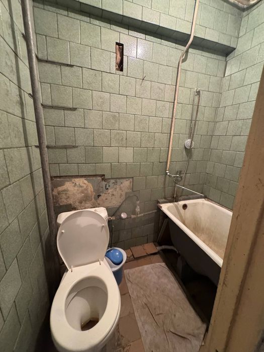 Срочно продаётся на Дубовый (1/2/4 сред ремонт не торец балкон 1.5х3)