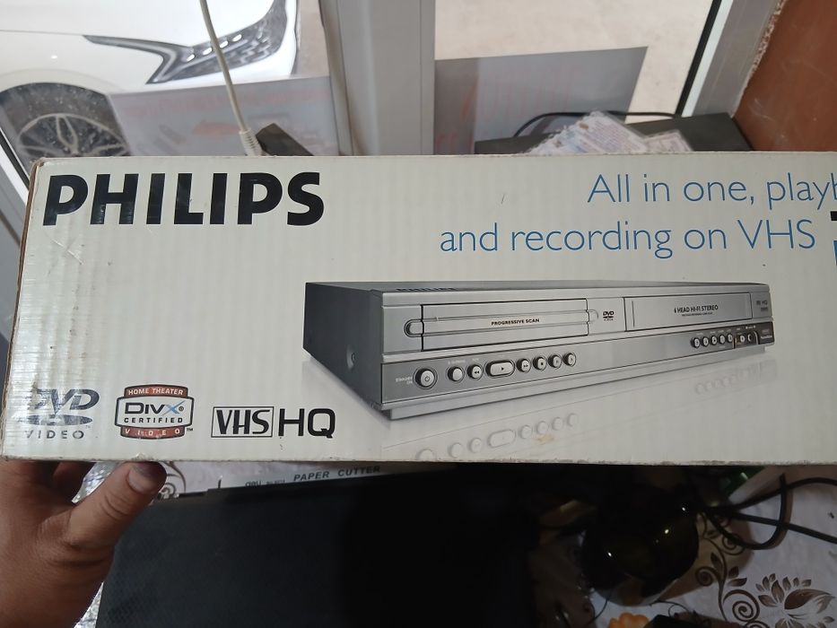 PHILIPS VHS+DVD 6head hi-fi sterio sotiladi.
