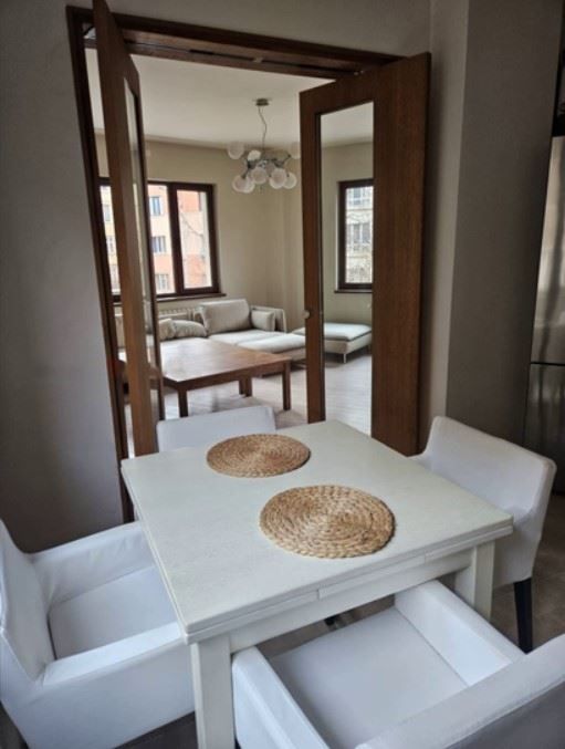 Дава се под наем Тристаен апартамент в София, Център - 97 кв.м за 1095.99 € - Снимка #1