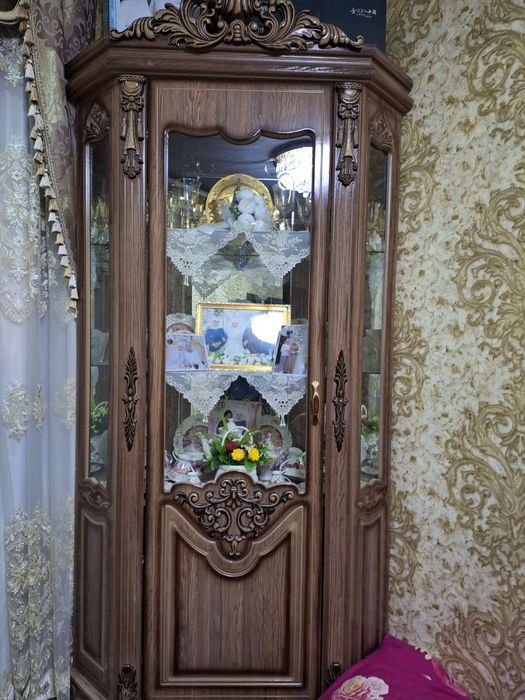 Uglavoy servant (burchakli vitrina shkaf) sotiladi