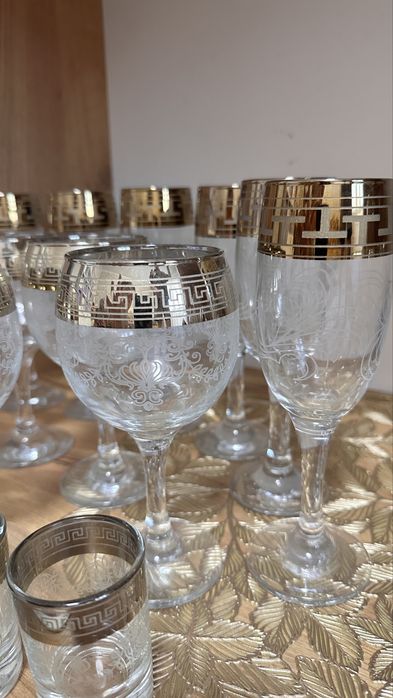 Фужеры, рюмки, чайный сервис.