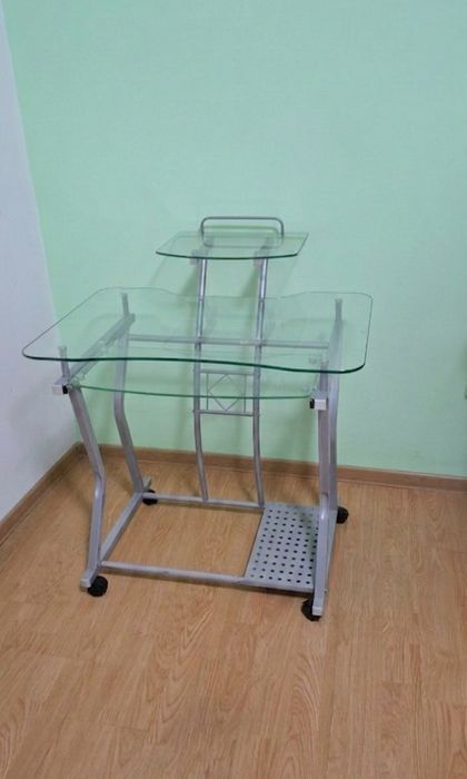 De vanzare birou din sticla cu schelet metalic, pentru computer.