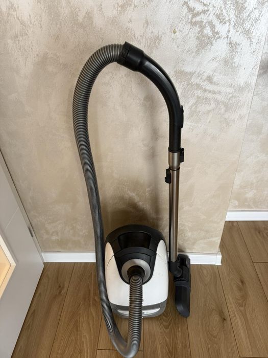 Ръчна прахосмукачка Miele Complete C2
