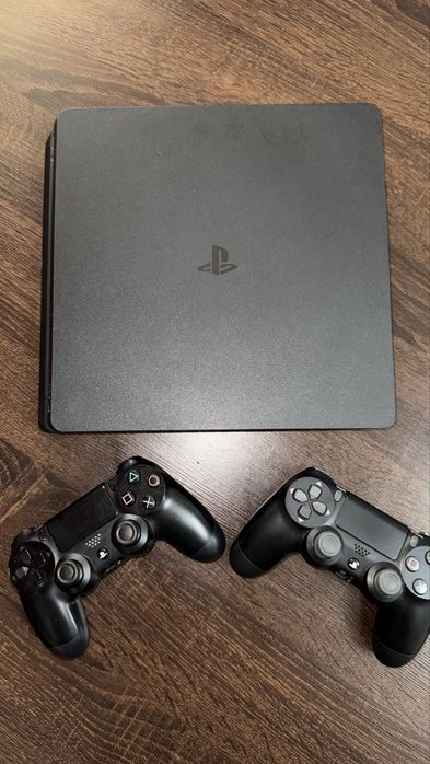 Продам Ps4 Slim 1тб в хорошем состоянии