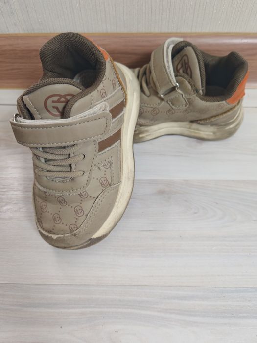 Продам кроссовки детский