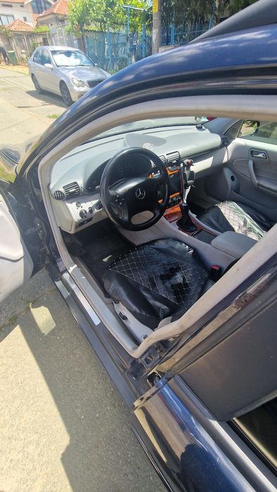 Продавам личния си автомобил Mercedes C180