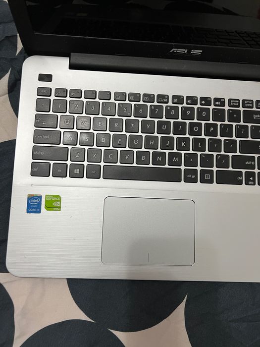 Vand laptop in stare foarte buna totul functional folosit foarte putin