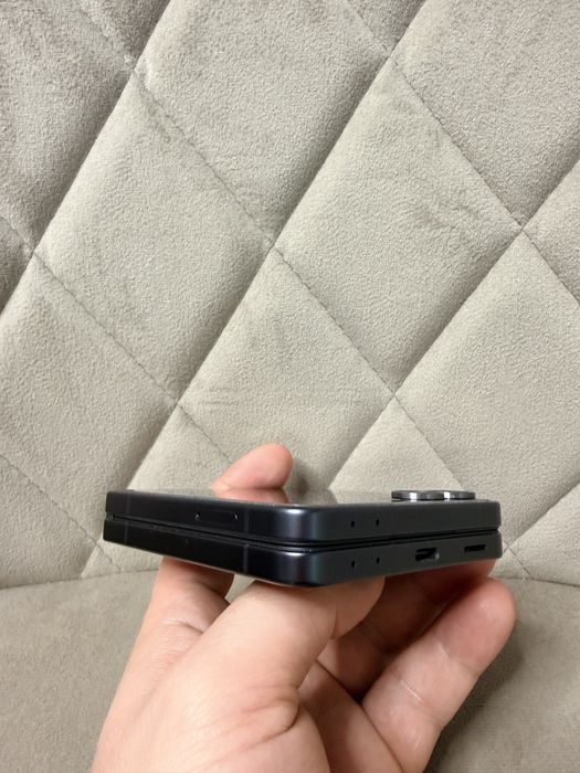 КАТО НОВ ! Samsung Galaxy Z Flip 7 ! Jet black