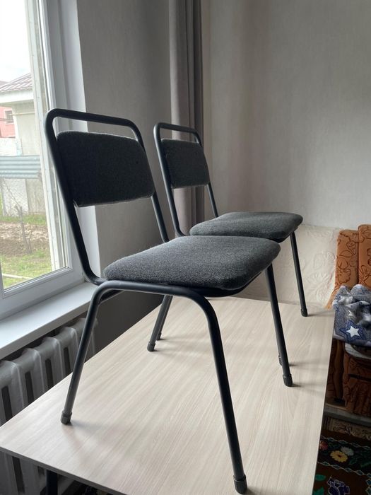 В продаже столы и стулья