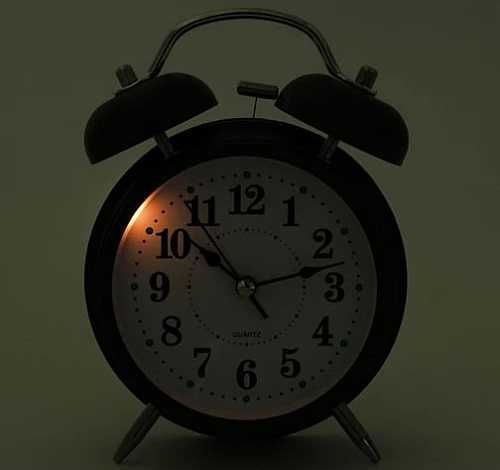 РЕТРО будилник МЕТАЛЕН настолен часовник аларма за събуждане часовници