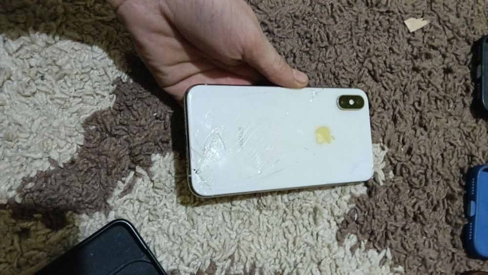 Vând iPhone xs spart fata spate