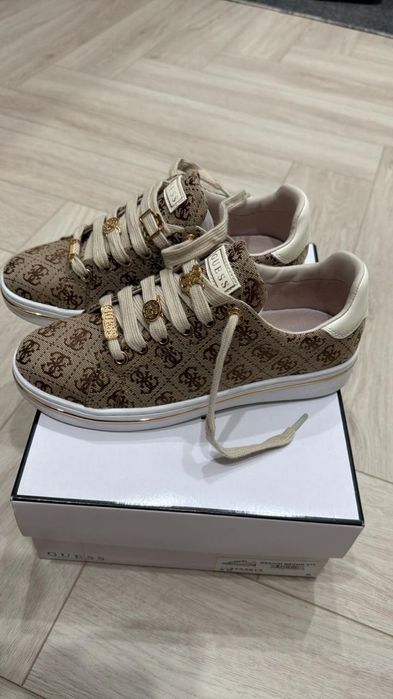 кроссовки , Guess новые