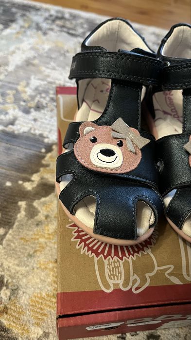 Sanade fetite DD step , marimea 29, foarte putin purtate doar la gradinita in clasa!