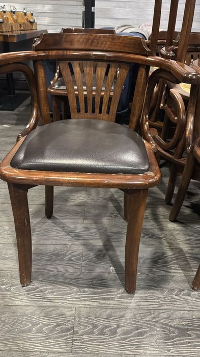 Деревянные стулья