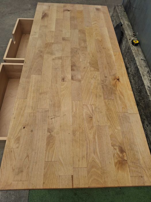 Дървена маса с колелца