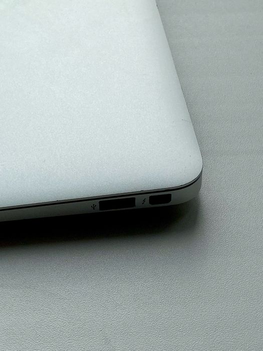 MacBook Air [11-inch, early 2015]