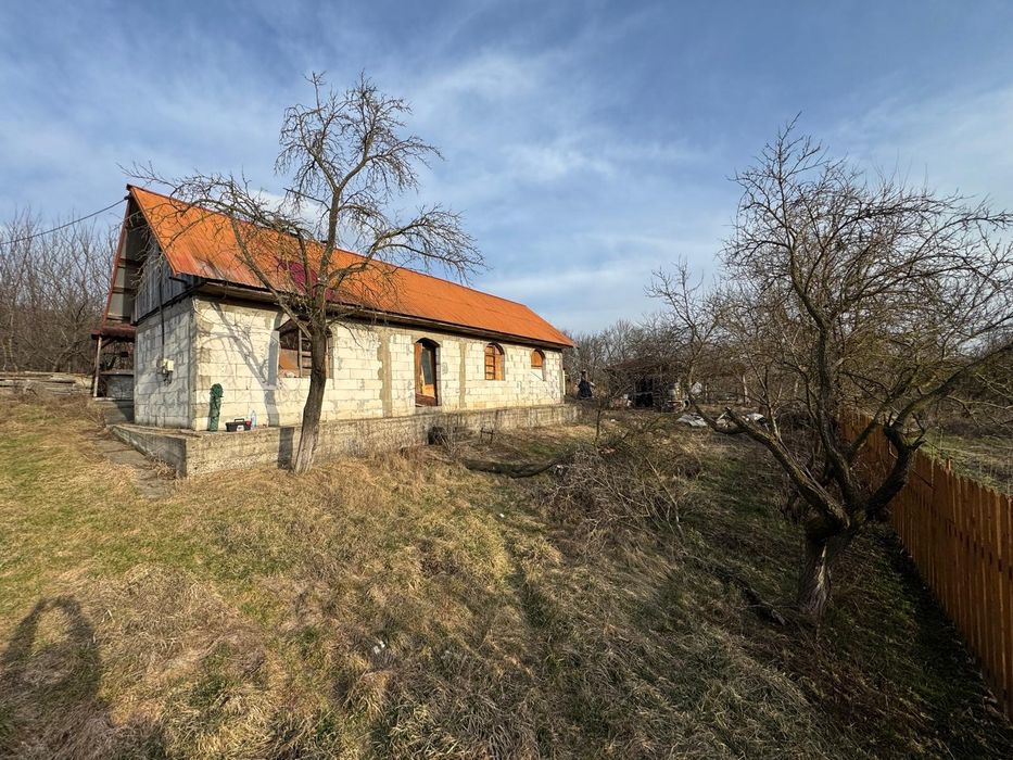 Casa la rosu intrare Schitu Duca