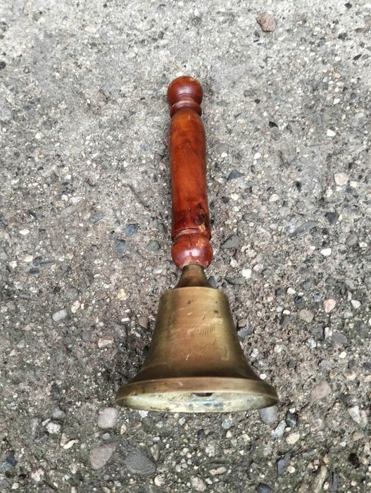 Училищен звънец .