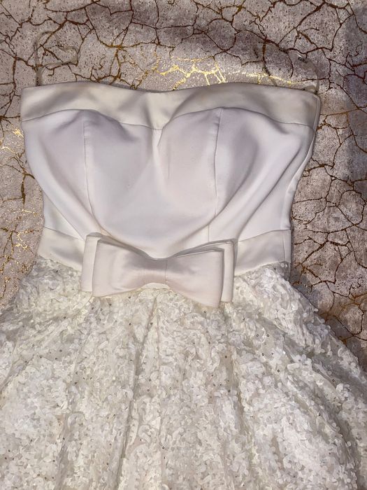 Бяла бална рокля