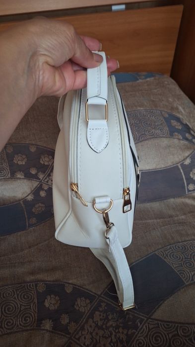 Дамска чанта,бяла,намалена на 15 €