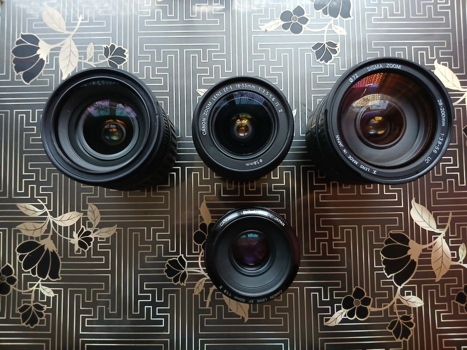 Vând cameră foto canon 2000d . Preț  2600 lei.