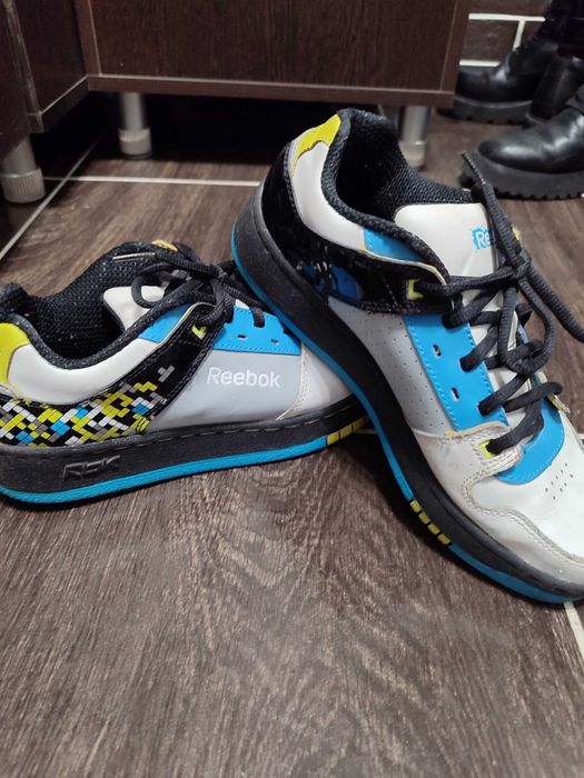 Продам спортивные туфли