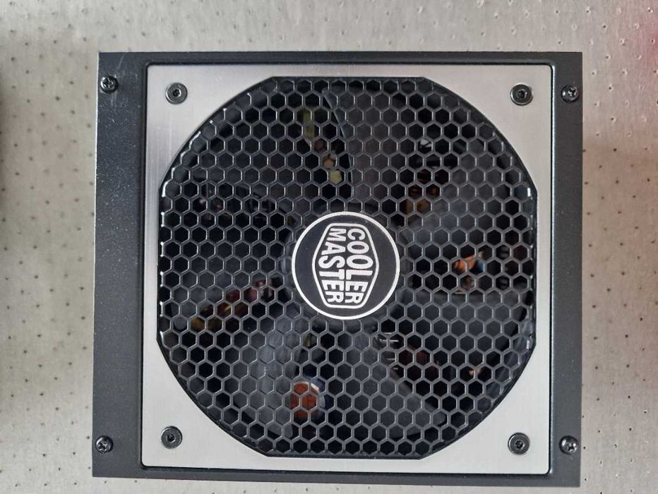 Скраб - Захранване Cooler Master V700 W Golg 80+, за настоен РС.