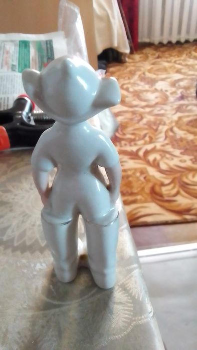 Статуэтка фарфоровая