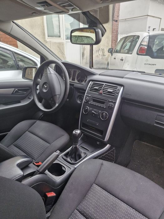 Mercedes-Benz B 180
